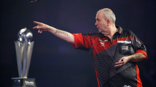 Phil Taylor und der Pokal des Weltmeisters