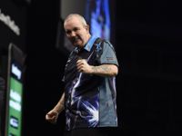 Phil Taylor baut durch den Sieg über Raymond van Barneveld seine Tabellenführung weiter aus