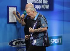 Phil Taylor duelliert sich im Halbfinale der UK Open mit Michael van Gerwen