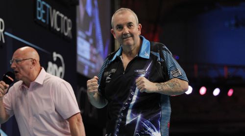 Phil Taylor setzt sich deutlich gegen Mensur Suljovic durch