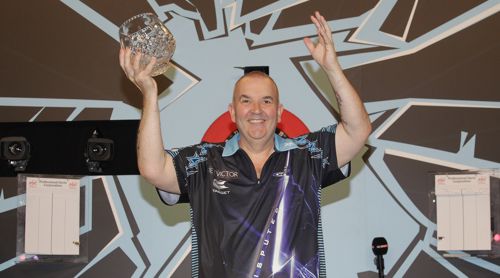 Phil Taylor mit dem Kristall-Pokal für den zweiten Platz beim World Matchplay