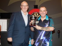 Phil Taylor erhält für den zweiten Platz beim Grand Slam of Darts eine Prämie von 50.000 £