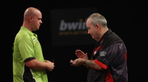 Phil Taylor applaudiert Michael van Gerwen