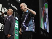 Phil Taylor zeigt Adrian Lewis, wer der Meister ist