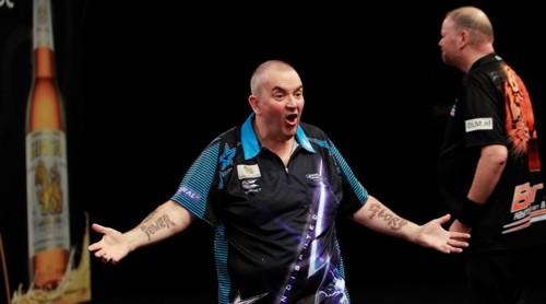 Phil Taylor entscheided das Duell der Giganten gegen Raymond van Barneveld für sich