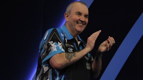 Phil Taylor beklascht seinen Auftaktsieg bei der PDC Darts WM 2017