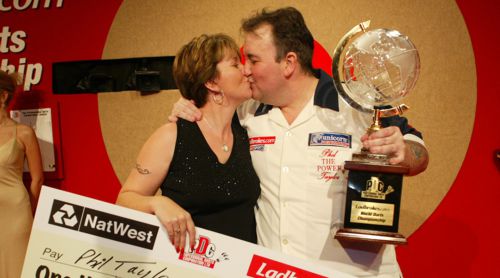 Phil Taylor küsst seine Frau