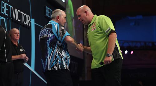 Michael van Gerwen beglückwünscht Phil Taylor zum Sieg