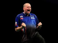 Raymond van Barneveld holte sich mit einem 85’er Finish das 6:5 und checkte 90 Punkte auf Bull zum Match