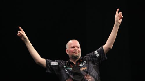 Raymond van Barneveld reißt seine Arme zum Sieg hoch