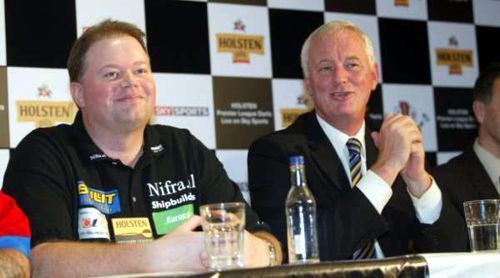 Raymond van Barneveld und Barry Hearn bei der Vereinbarung zum PDC-Wechsel Raymond van Barneveld und Barry Hearn bei der Vereinbarung zum PDC-Wechsel