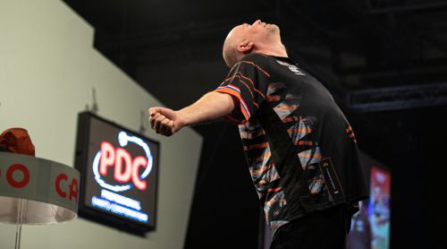 Raymond van Barneveld macht den Bogen