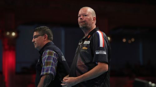 Raymond van Barneveld lutscht während des Matches Bonbons