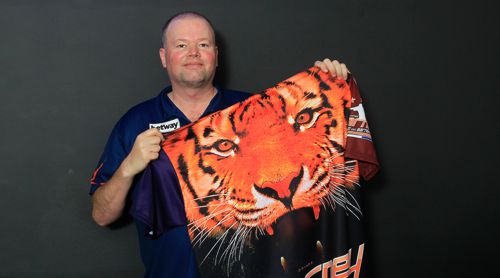 Raymond van Barneveld präsentiert sein neues Dartshirt