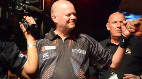 Raymond van Barneveld sieht gespannt dem Duell mit Corey Cadby entgegen