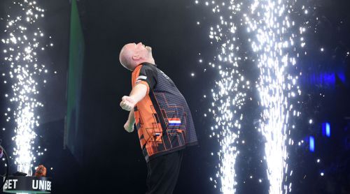 Raymond van Barneveld duscht im Feuerwerk