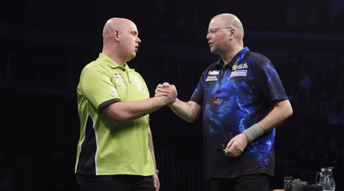 Das extra für den 50. Geburtstag angefertigte Dartshirt brachte Raymond van Barneveld gegen Michael van Gerwen kein Glück
