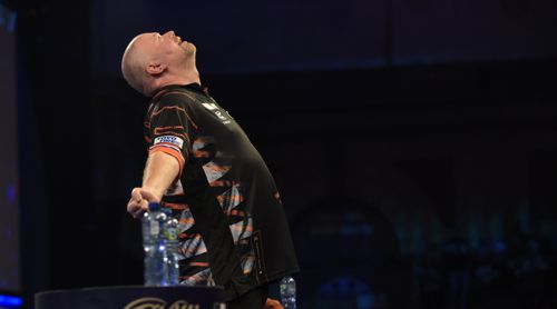 Raymond van Barneveld mit seiner typischen Geste