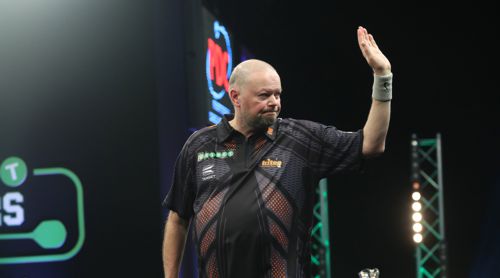 Raymond van Barneveld setzte sich äußertst knapp gegen Dave Chisnall durch