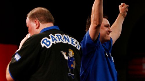 Raymond van Barneveld musste sich Kevin Painter geschlagen geben - lang ist es her