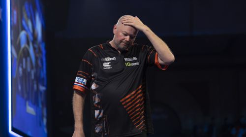 Raymond van Barneveld fasst sich an den Kopf