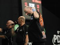 Raymond van Barneveld versenkt den Matchdart gegen Adrian Lewis Raymond van Barneveld versenkt den Matchdart gegen Adrian Lewis