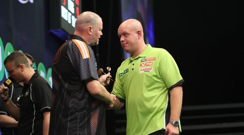 Die Darts Weltmeister Raymond van Barneveld und Michael van Gerwen