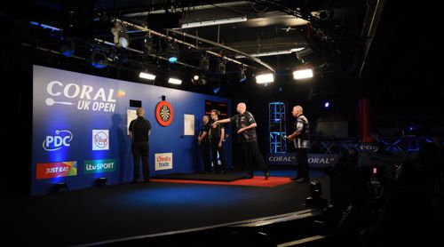 Raymond van Barneveld spielte zum Auftakt der UK Open gegen Mike Norton