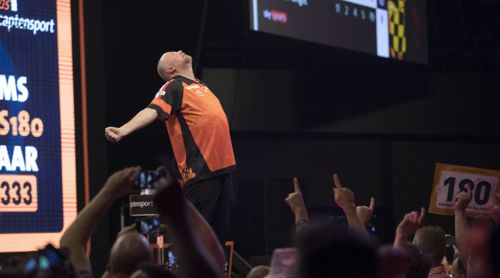 Raymond van Barneveld war in Rotterdam passend gekleidet - in Orange