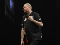 Raymond van Barneveld erhält sich nach dem 7:4 Sieg gegen Adrian Lewis einen kleinen Funken Hoffnung, auch noch in die Vorschlussrunde einzuziehen.