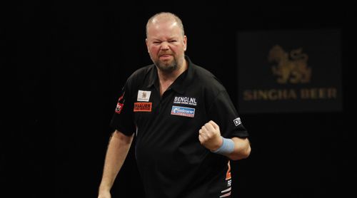 Raymond van Barneveld freut sich über den Einzug in das Viertelfinale des Grand Slam of Darts