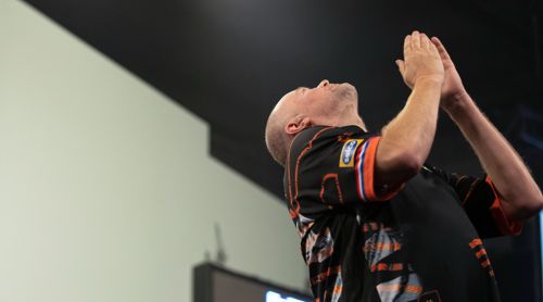 Raymond van Barneveld betet zum Himmel