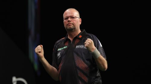 Raymond van Barneveld bleibt nach seinem klaren Sieg über Steve Beaton cool