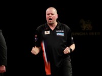 Raymond van Barneveld gewinnt sein letztes Gruppenspiel gegen einen erfahrenen Larry Butler