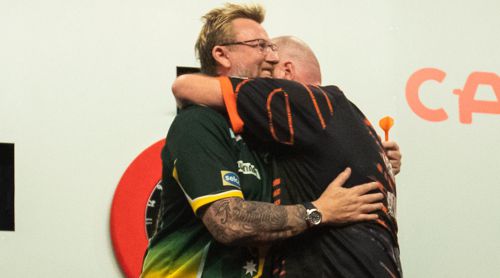 Raymond van Barneveld umarmt Simon Whitlock