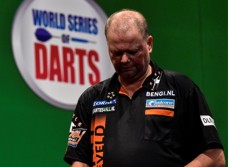 Raymond van Barneveld sucht den Fehler bei seinen Darts