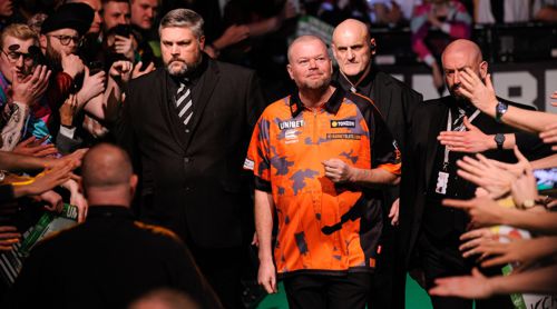 Raymond van Barneveld luft in die Mercedes-Benz Arena ein