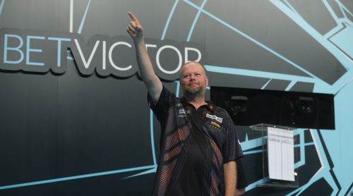 Raymond van Barneveld bedankt sich beim lieben Gott