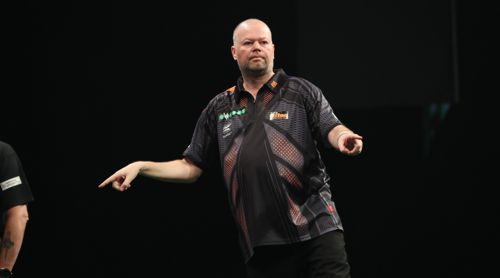 Raymond van Barneveld zeigt zu seiner Freundin