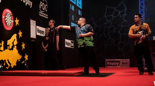 René Eidams hat noch theoretische Chancen bei der PDC Darts WM 2018 anzutreten, hier gewann er gegen den Niederländer Jeffrey de Zwaan