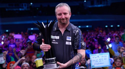 Ritchie Edhouse mit dem Pokal des Europameisters