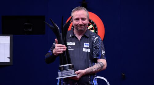 Ritchie Edhouse mit dem Pokal des Europameisters