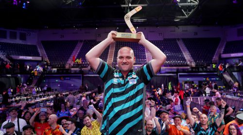Rob Cross mit dem Pokal des New South Wales Darts Masters
