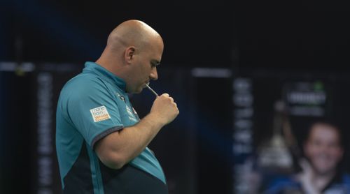 Rob Cross steckt aus Verzweiflung seinen Dartpfeil in den Mund