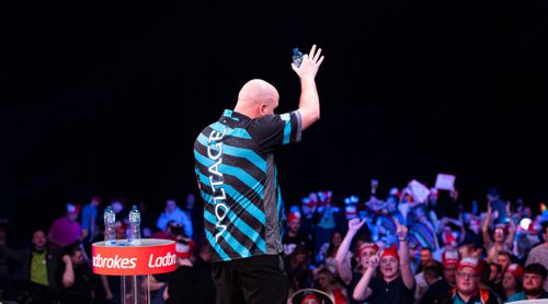 Rob Cross winkt den Dartsfans zu
