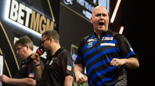 Rob Cross mit neuen Dartshirt
