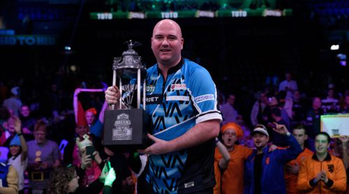 Rob Cross mit Pokal