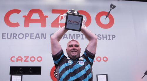 Rob Cross mit dem Pokal des Europameisters