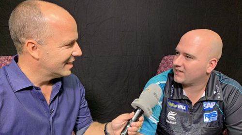 Moderator Hartwig Thöne mit Rob Cross