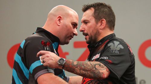 Rob Cross redet mit Jonny Clayton